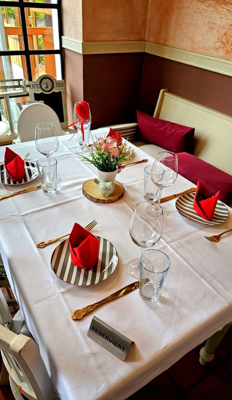 Liebevoll gedeckter Tisch mit Reserviert-Schild