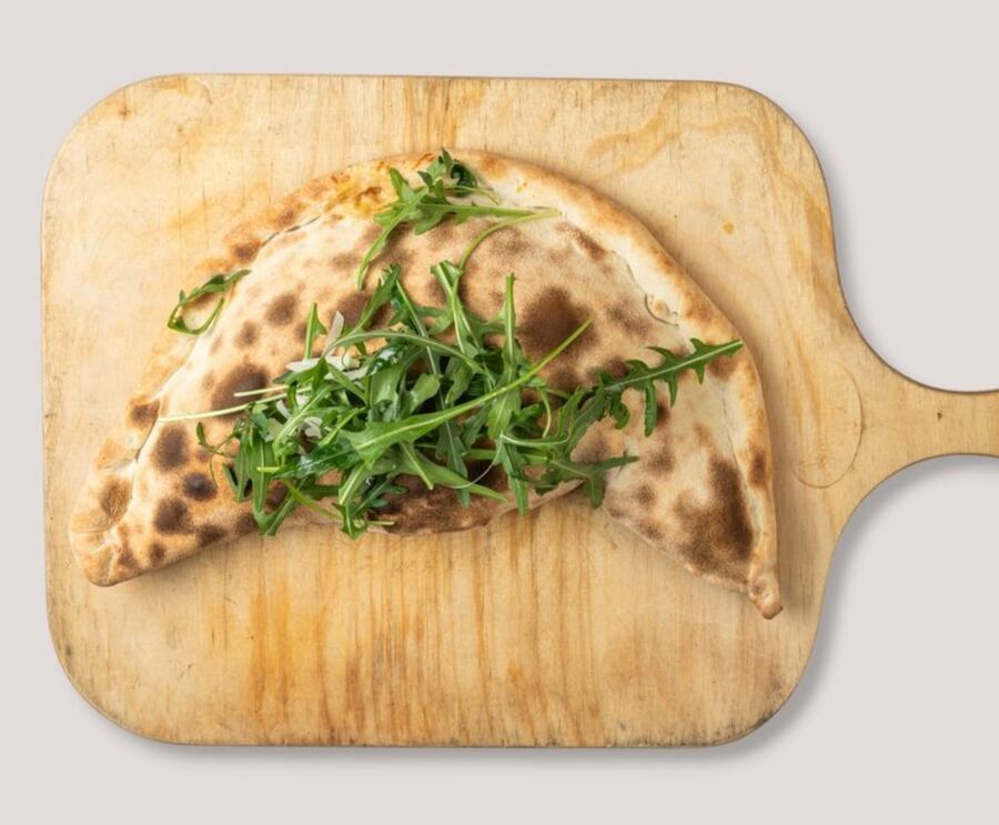 Pizza Calzone gefüllt aus dem Steinofen