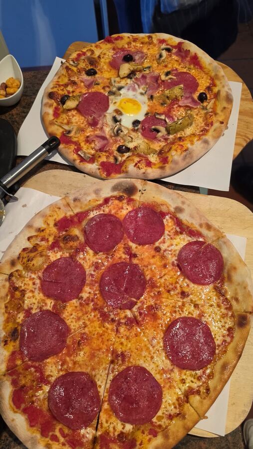 Pizza Capricciosa mit Schinken und Ei