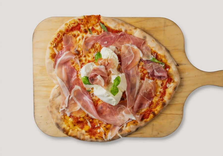 Pizza dello Chef mit Parmaschinken und Büffelmozzarella
