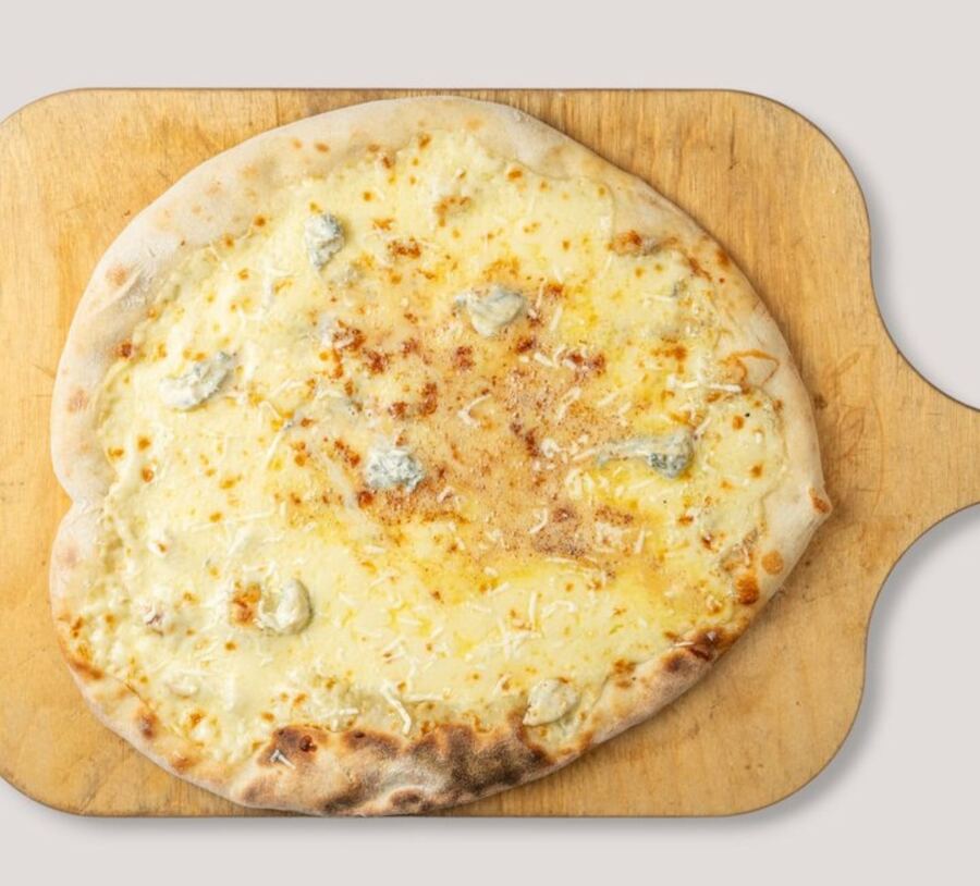 Pizza Quattro Formaggi mit vier Käsesorten