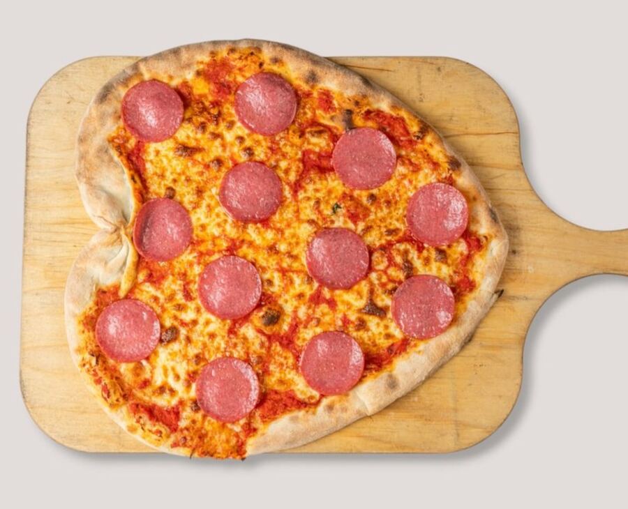 Pizza Salami aus dem Holzofen